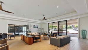 Lobby sitting area - Valle Isle (Lahaina)