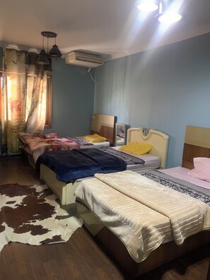 3 habitaciones, tabla de planchar con plancha, wifi y ropa de cama 