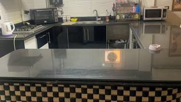 冷蔵庫、電子レンジ、オーブン、コンロ