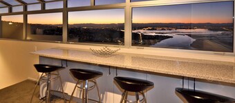 Panoramic City and Sea Views. Total Privacy! 5 mins to Sumner beach & village.