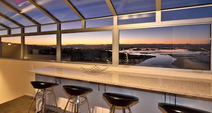 Panoramic City and Sea Views. Total Privacy! 5 mins to Sumner beach & village.