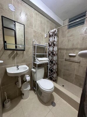 Buồng tắm vòi sen, khăn tắm, xà phòng, giấy vệ sinh