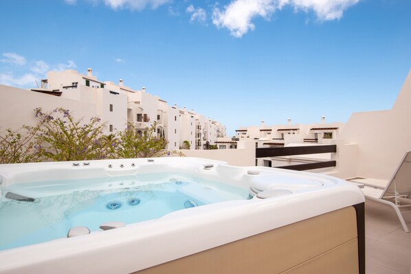 Outdoor spa tub