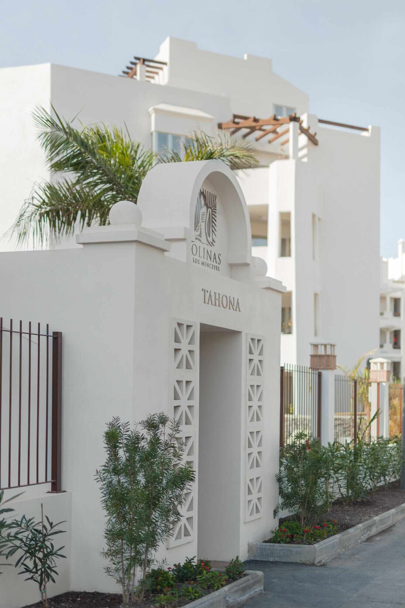 Un edificio blanco con un letrero que dice "OLINAS LOS MENCIEYES TAHONA".