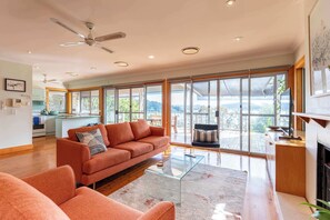 Télévision, cheminée, espaces bureaux