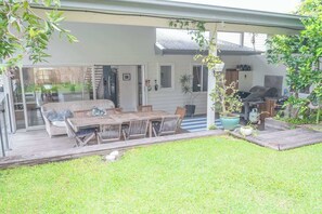 Outdoor dining - Relaxing Retreat in Terrigal (Terrigal)