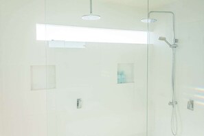 Shower, hair dryer, towels - Relaxing Retreat in Terrigal (Terrigal)