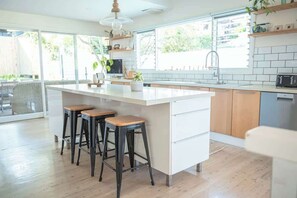 Kjøleskap, kokeplater, oppvaskmaskin og brødrister