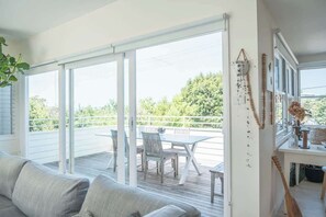 TV, fireplace, offices - Relaxing Retreat in Terrigal (Terrigal)