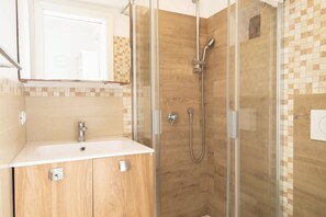 Dusche, Haartrockner, Handtücher