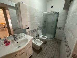 Bruser, hårtørrer, bidet, håndklæder