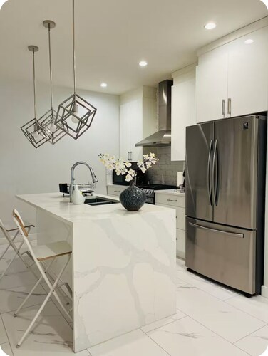 Luxury 3 Bedroom Home | Fireplace | 84” Pool Table| Air Conditioning| Garage