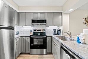 Een koelkast, een microgolfoven, een oven, een kookplaat