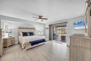 3 chambres, bureau, fer et planche à repasser, lit parapluie