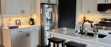 Geladeira, micro-ondas, fogão, cooktop