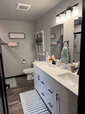 Hair dryer, towels, toilet paper - New Home for Rent 2026 Sturgis Rally! (Sturgis)