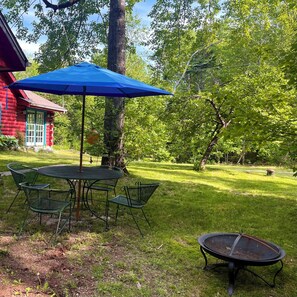 Outdoor dining - Bright, quiet studio apartment in beautiful Blue Hill close to Acadia and hiking (Blue Hill)