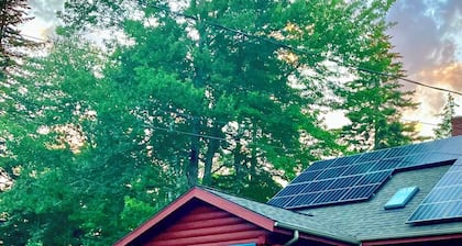 Bright, quiet studio apartment in beautiful Blue Hill close to Acadia and hiking