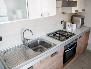 Coffee/tea maker, fridge, microwave, oven - Elegant two-bedroom apartment with air conditioning and a large balcony overlooking the lake. Guests can relax in the shared swimming pool, immersed in a peaceful atmosphere. Perfect for a comfortable and unforgettable stay.The apartment is located on th (Bellano)