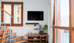 Interior - Elegant two-bedroom apartment with air conditioning and a large balcony overlooking the lake. Guests can relax in the shared swimming pool, immersed in a peaceful atmosphere. Perfect for a comfortable and unforgettable stay.The apartment is located on th (Bellano)