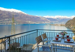 Outdoor dining - Elegant two-bedroom apartment with air conditioning and a large balcony overlooking the lake. Guests can relax in the shared swimming pool, immersed in a peaceful atmosphere. Perfect for a comfortable and unforgettable stay.The apartment is located on th (Bellano)