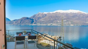 Outdoor dining - Elegant two-bedroom apartment with air conditioning and a large balcony overlooking the lake. Guests can relax in the shared swimming pool, immersed in a peaceful atmosphere. Perfect for a comfortable and unforgettable stay.The apartment is located on th (Bellano)