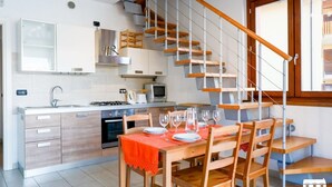 Coffee/tea maker, fridge, microwave, oven - Elegant two-bedroom apartment with air conditioning and a large balcony overlooking the lake. Guests can relax in the shared swimming pool, immersed in a peaceful atmosphere. Perfect for a comfortable and unforgettable stay.The apartment is located on th (Bellano)