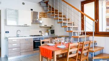 Coffee/tea maker, fridge, microwave, oven