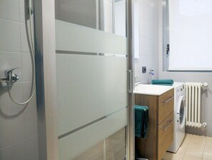 Dusche, Haartrockner, Bidet, Shampoo
