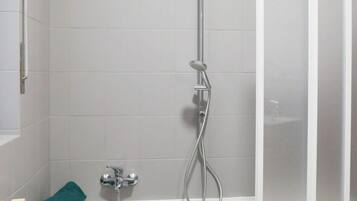 Dusche, Haartrockner, Bidet, Shampoo