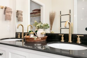 Douche, sèche-cheveux, serviettes fournies