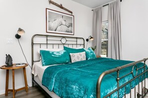 3 slaapkamers, een strijkplank/strijkijzer, gratis wifi, beddengoed