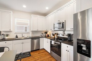 Refrigerador, microondas, horno, placa de cocina