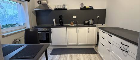 Réfrigérateur, four à micro-ondes, un four, surface de cuisson