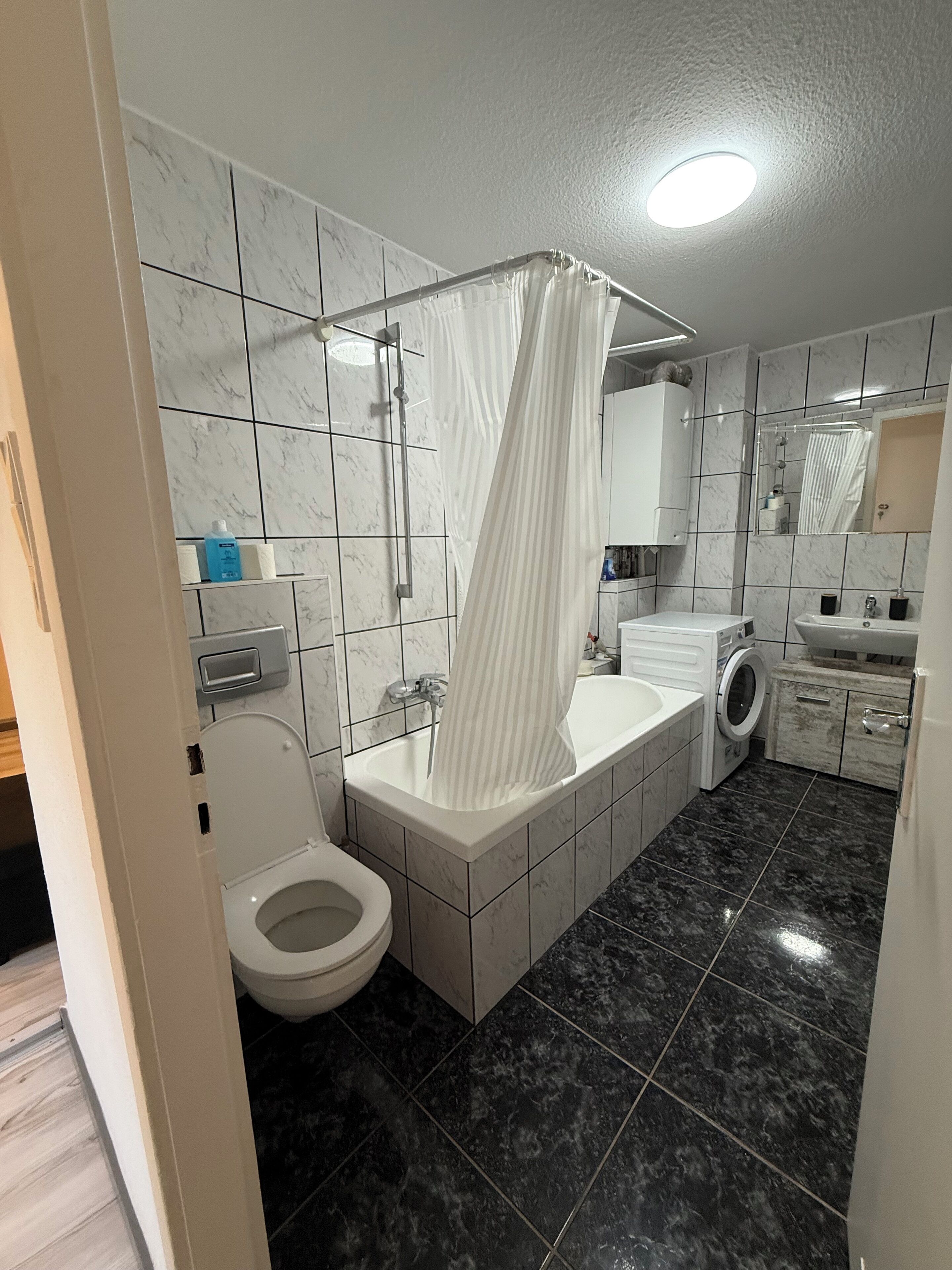 Haartrockner, Handtücher, Toilettenpapier