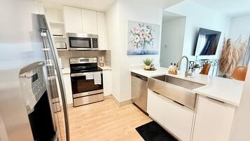 Refrigerador, microondas, horno y parrilla de estufa