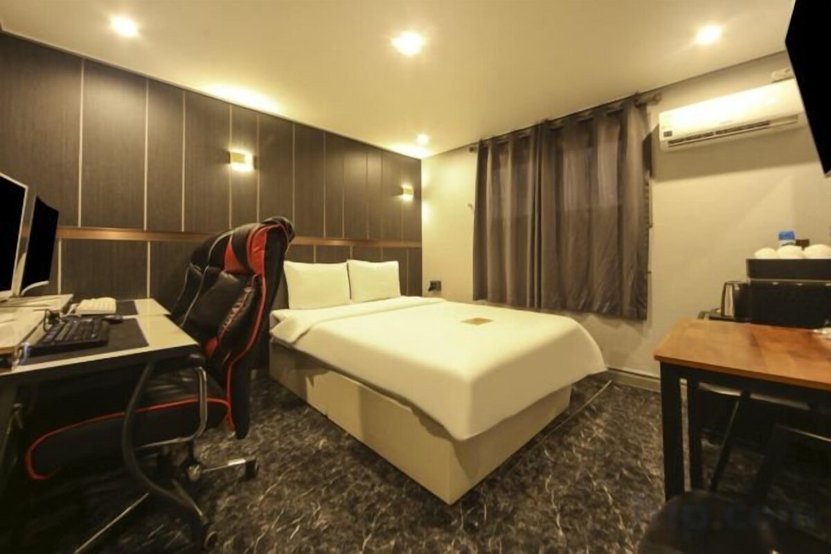 Desk, laptop workspace, WiFi (free), bed sheets