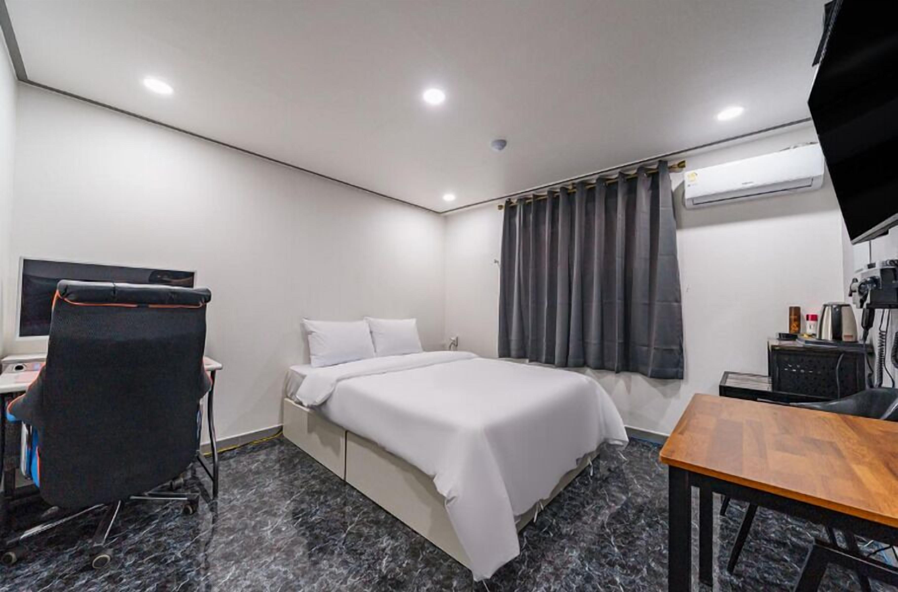 Desk, laptop workspace, free WiFi, bed sheets