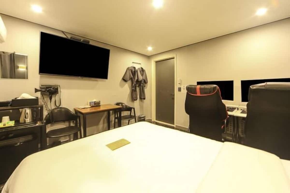 Bureau, espace de travail pour ordinateur portable, Wi-Fi gratuit