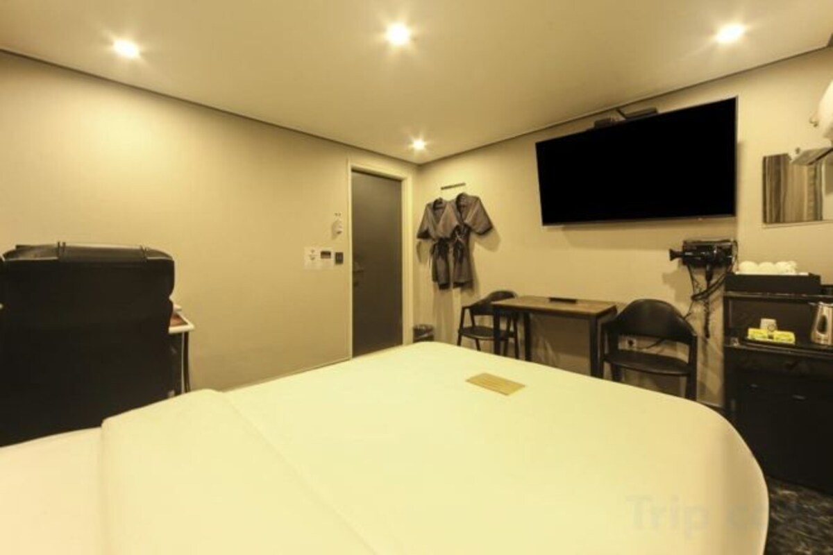 Desk, laptop workspace, WiFi (free), bed sheets