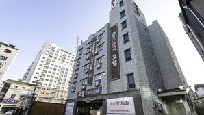 A multi-story hotel with a stone facade, multiple balconies, and a sign indicating it is an On & Off Hotel. - ON and OFF-Sungui Station (Incheon)