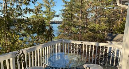 Spacious 3-bedroom cottage on beautiful Desert Lake with WiFi, AC