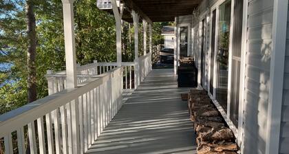 Spacious 3-bedroom cottage on beautiful Desert Lake with WiFi, AC