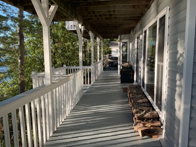 Spacious 3-bedroom cottage on beautiful Desert Lake with WiFi, AC