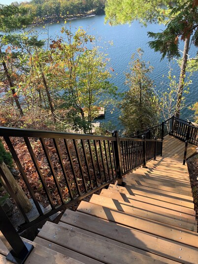 Four Season Retreat! Spacious 3-bedroom cottage on Desert Lake with WiFi, AC
