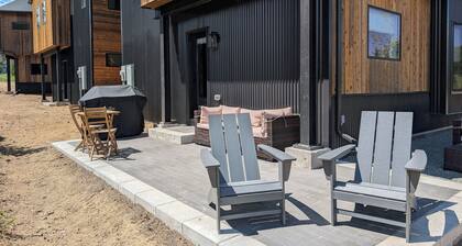 Red Wolf Lodge - new detatched home - private hot tub - views - EV charger