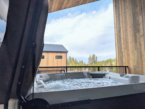 Red Wolf Lodge - new detached home - private hot tub - views - EV charger