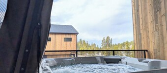 Red Wolf Lodge - new detached home - private hot tub - views - EV charger