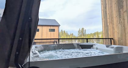Red Wolf Lodge - new detached home - private hot tub - views - EV charger
