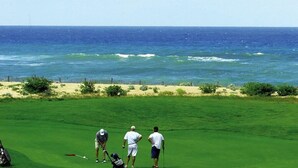 Ein Golfplatz mit Blick auf den Ozean.